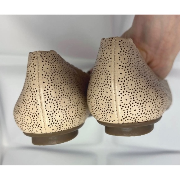 Vaneli Women Sz 8 W Nude Scalloped Perforated Leather Ballet Flats Shoe NEW - Picture 6 of 7